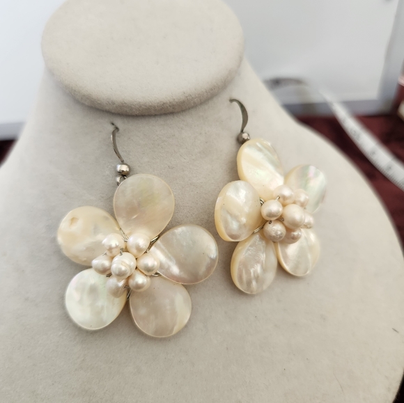 Boho Vintage Mother of Pearl Flower Earrings - Picture 3 of 3